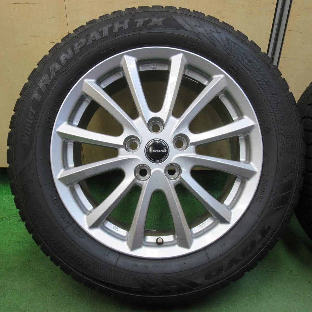バリ溝！22年！キレイ！9.5分★スタッドレス 225/60R17 トーヨー ウインター トランパス TX QRASIZ VS6 KOSEI クレイシズ 17インチ PCD114.3/5H★5112802イス
