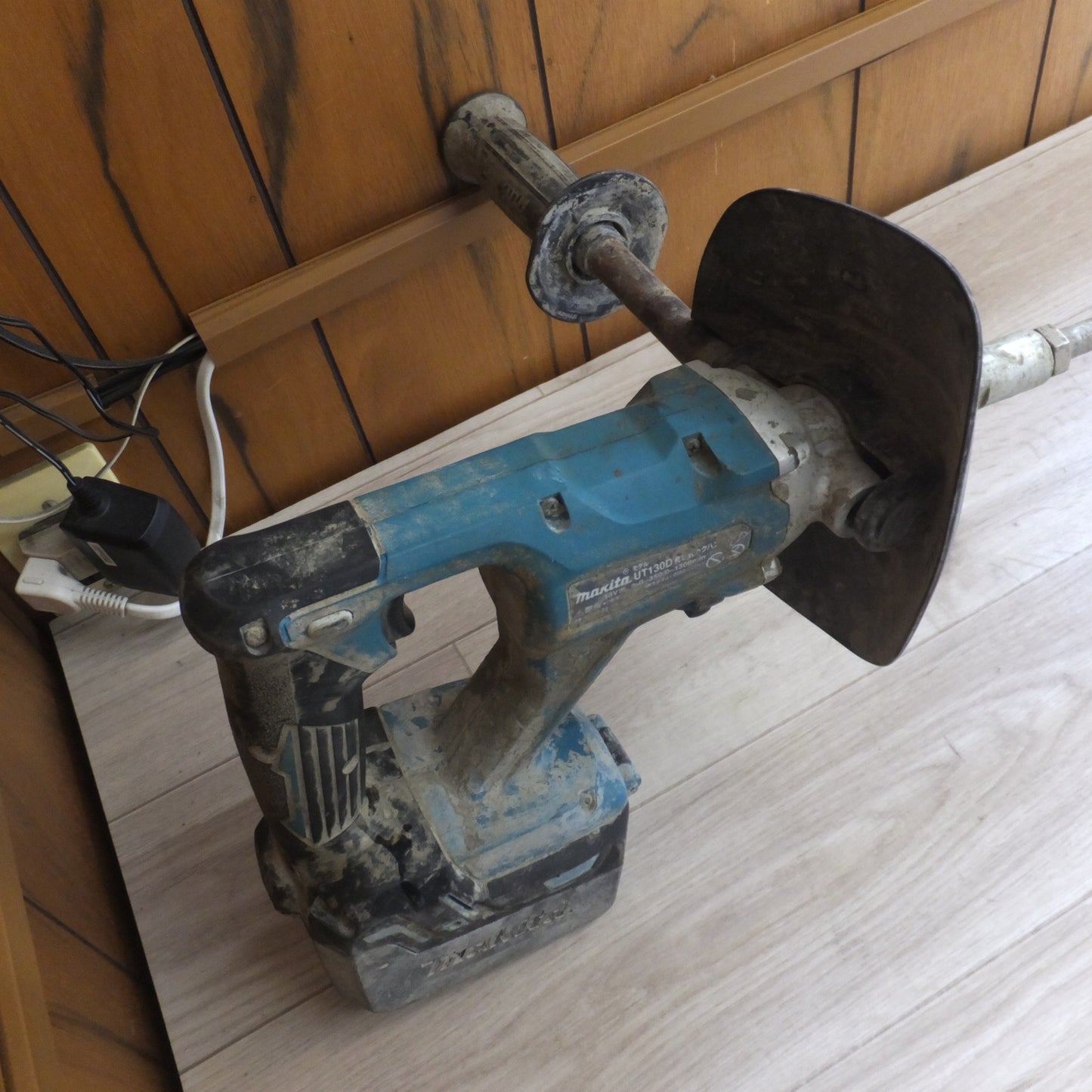 [送料無料] ★マキタ makita 充電式カクハン機 UT130D 18V 本体のみ★