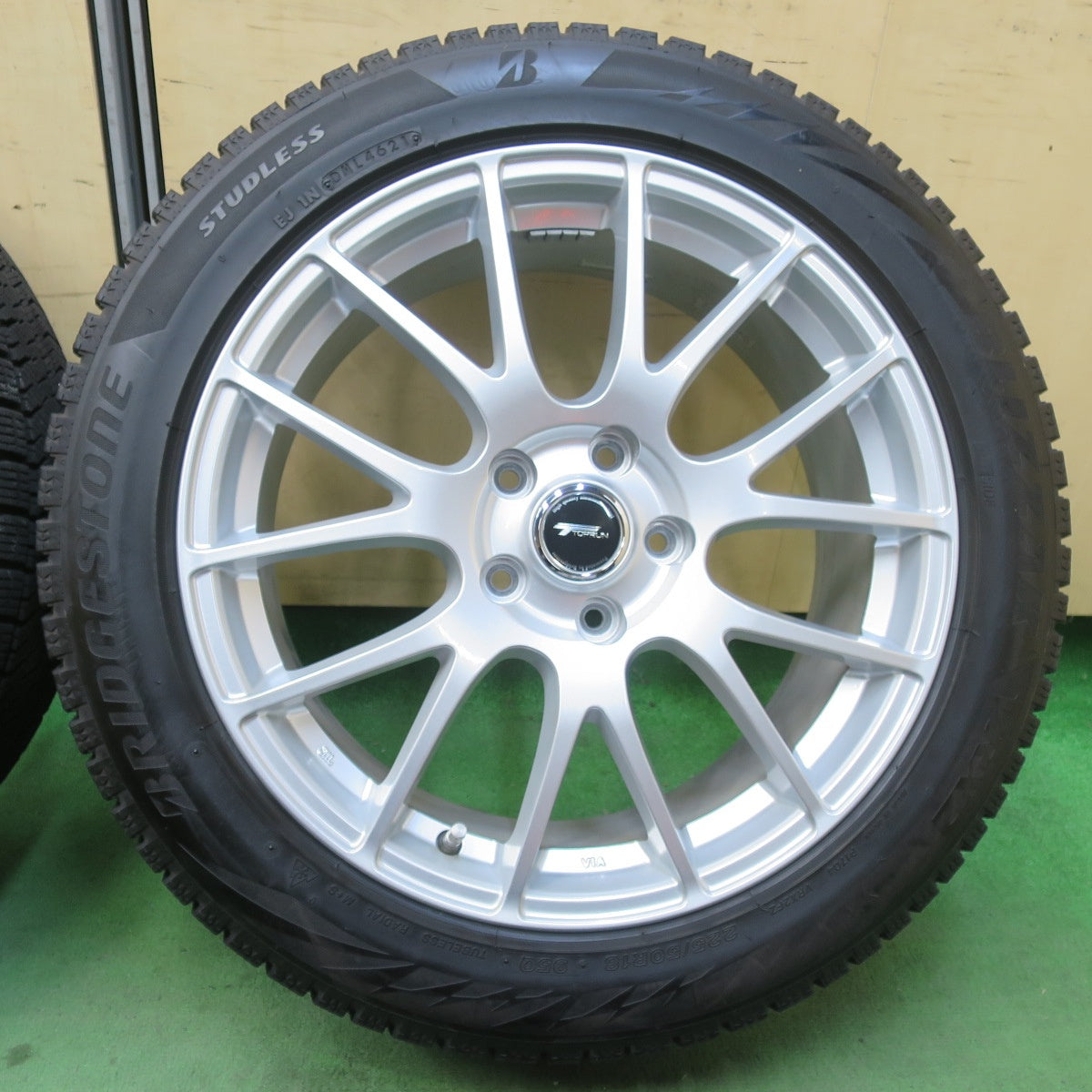 バリ溝！キレイ！9.5分★スタッドレス 225/50R18 ブリヂストン ブリザック VRX2 TOPRUN トップラン 18インチ PCD114.3/5H★6010602イス
