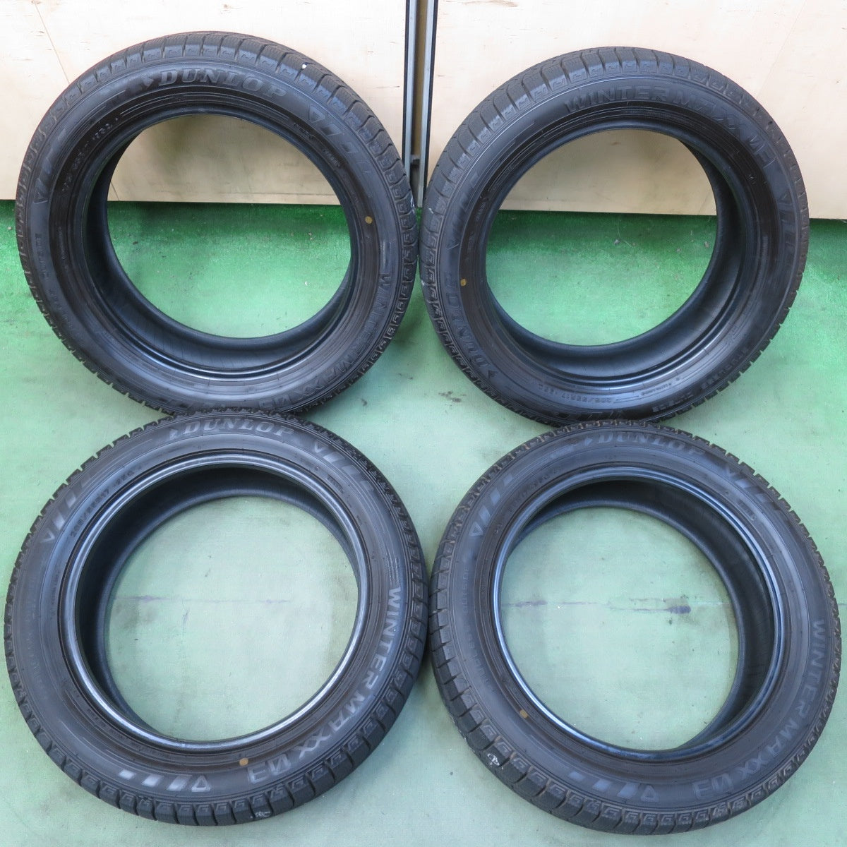 バリ溝！23年！9.5分以上★スタッドレス 205/55R17 ダンロップ ウインターマックス 03 WM03 タイヤ 17インチ キックス ノア ヴォクシー 等★6072809イスタ