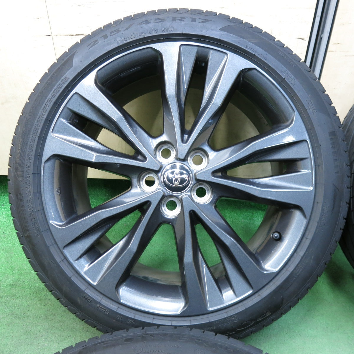[送料無料] バリ溝！24年！キレイ！9分★トヨタ カローラ ツーリング W×B 純正 215/45R17 ピレリ POWERGY 17インチ PCD100/5H★5032111SYノ