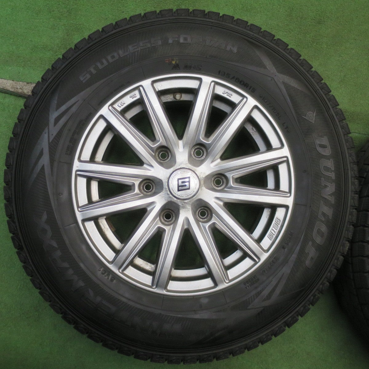 バリ溝！22年！9.5分◎スタッドレス 195/80R15 107/105L ダンロップ ウインターマックス SV01 SEIN SS ザイン 15インチ PCD139.7/6H◎6062303NJス