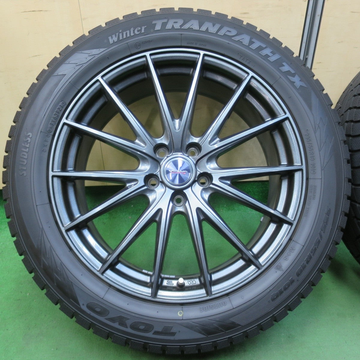 バリ溝！21年！キレイ！9.5分以上★スタッドレス 235/55R19 トーヨー ウインター トランパス TX VELVA SPORTZ ヴェルヴァ 19インチ PCD114.3/5H★5040702イス