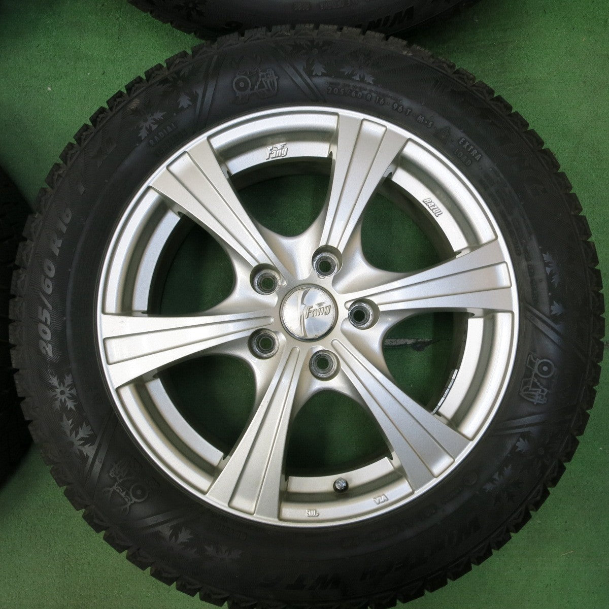 [送料無料] バリ溝！22年！キレイ！9.5分以上★スタッドレス 205/60R16 バイキング WINTECH WT6 Fang ファング 16インチ PCD114.3/5H★4092602SYス