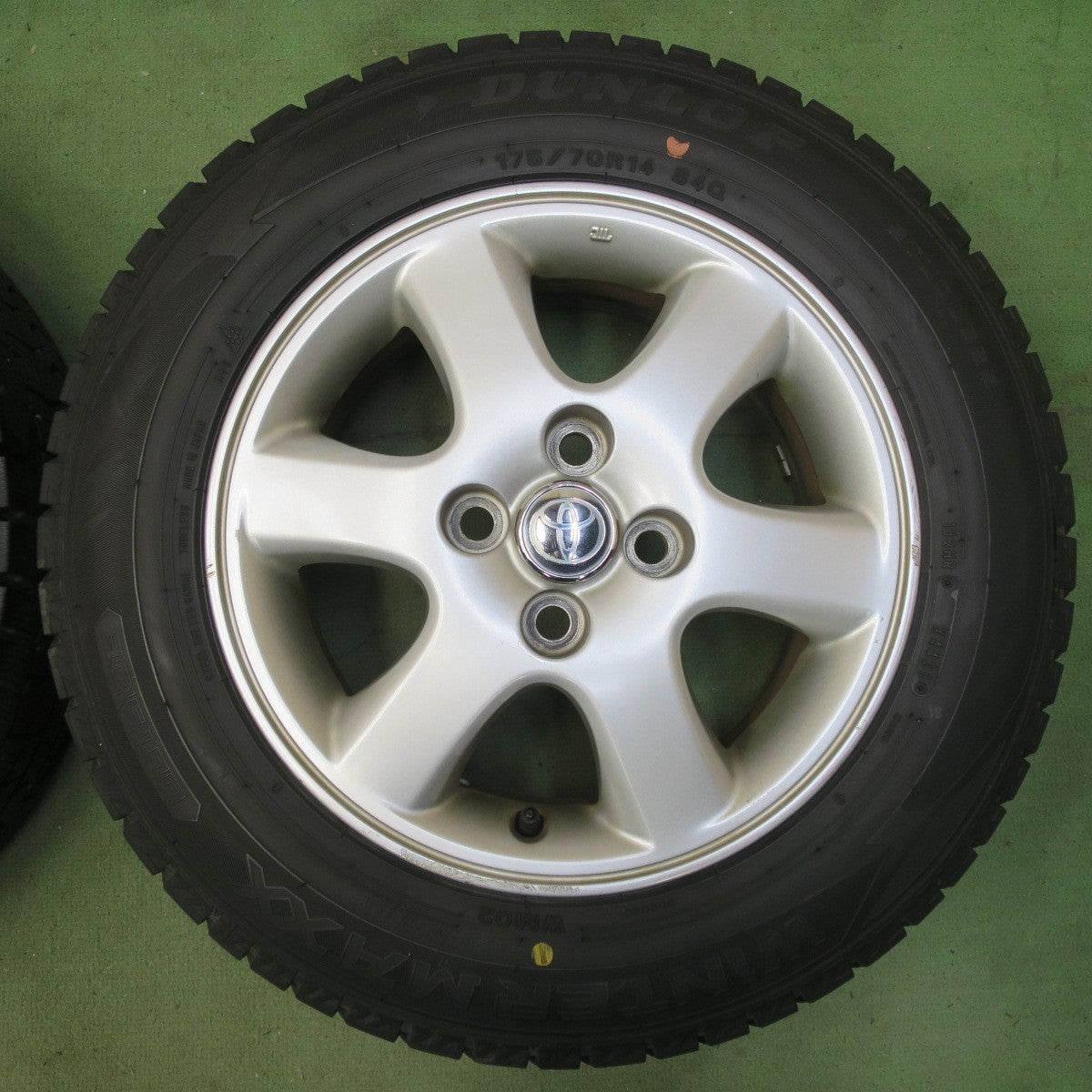 バリ溝！23年！8.5分◎トヨタ カローラ フィールダー 純正 175/70R14 スタッドレス ダンロップ ウインターマックス WM02 14インチ PCD100/4H◎6061201イス
