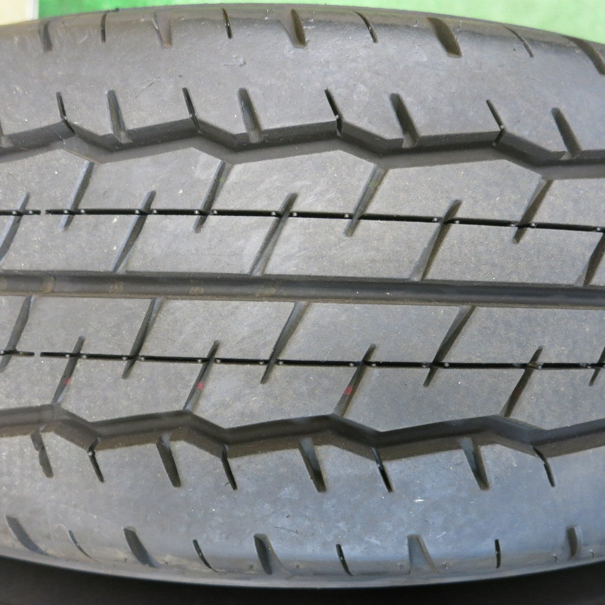 バリ溝！24年！キレイ！9.5分★トヨタ 200系 ハイエース 純正 スチール 195/80R15 107/105S ダンロップ SP175N 15インチ PCD139.7/6H★6051412HAノ