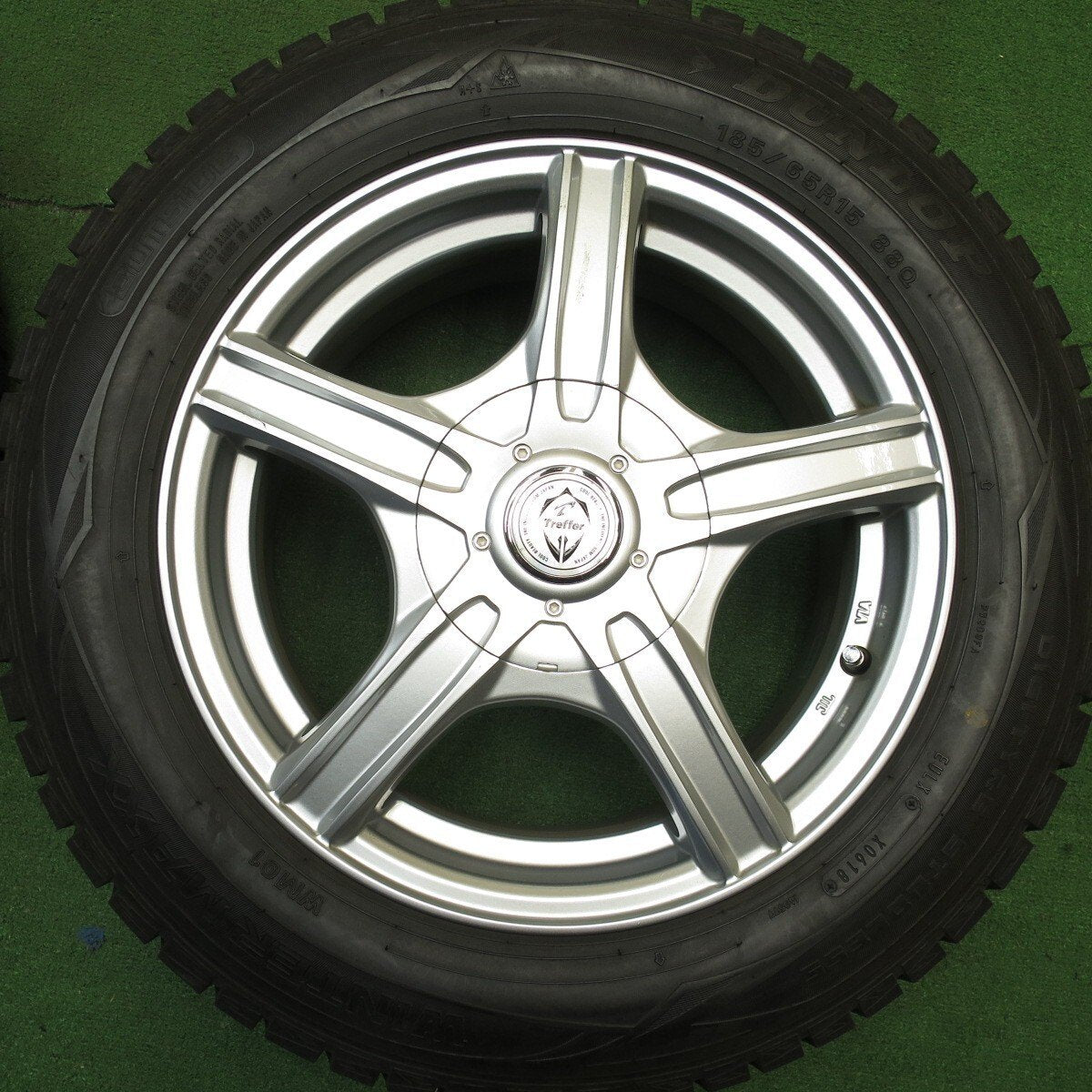 バリ溝！キレイ！9分★スタッドレス 185/65R15 ダンロップ ウインターマックス WM01 Treffer トレファー 15インチ PCD100 114.3/4H マルチ★5031115Hス