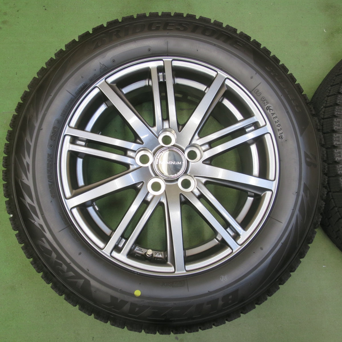 バリ溝！キレイ！9.5分★プリウス 等 195/65R15 スタッドレス ブリヂストン ブリザック VRX2 BALMINUM BR10 バルミナ 15インチ PCD100/5H★6041706イス