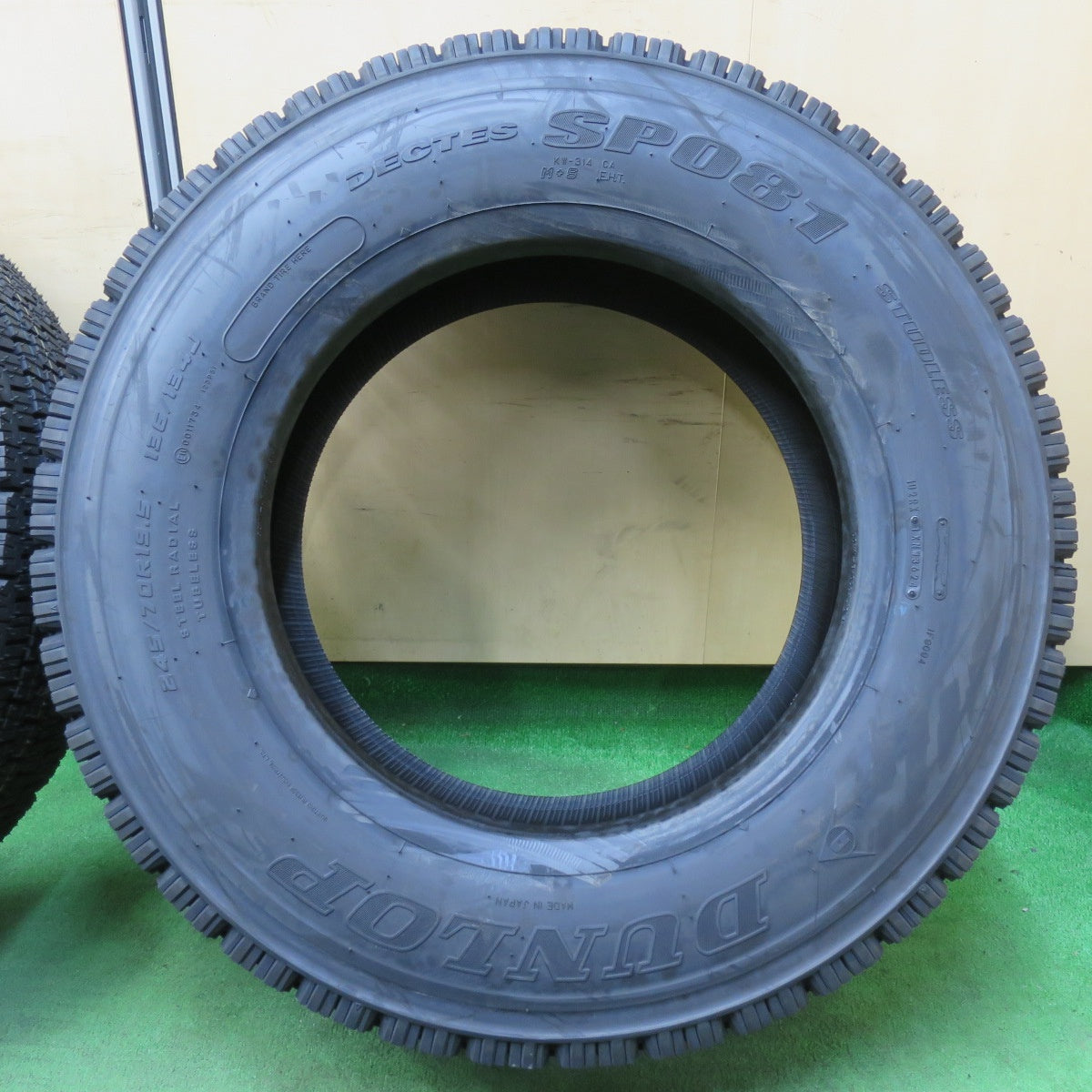 [送料無料] 未使用！24年★トラック タイヤ 245/70R19.5 136/134J スタッドレス ダンロップ デクテス SP081 DECTES 19.5インチ★4111806イスタ