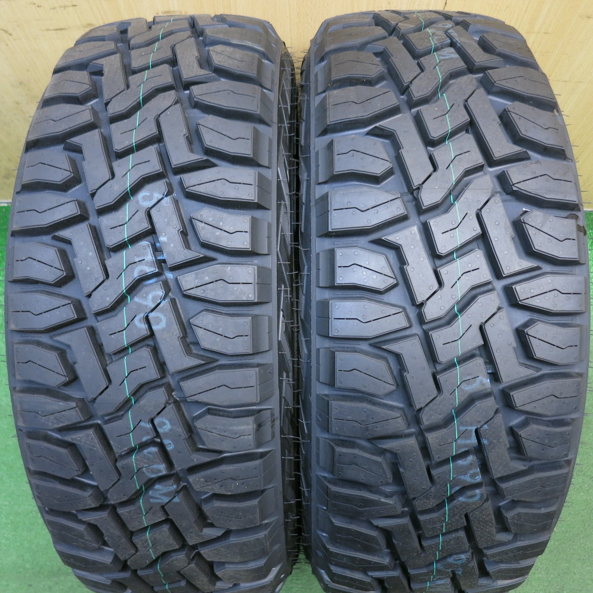 未使用！26年！2本◎215/65R16 C 109/107Q トーヨー オープン カントリー R/T ホワイトレター 16インチ タイヤ ハイエース 等◎6083101KKノタ