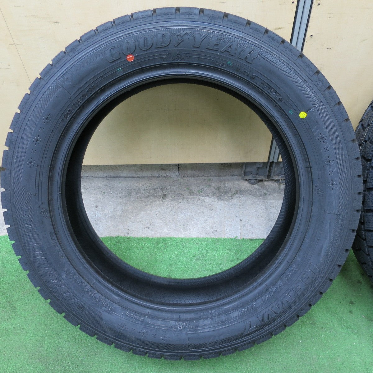 未使用！25年★スタッドレス 195/60R17 グッドイヤー アイスナビ7 タイヤ 17インチ ライズ ロッキー 60系 プリウス 等★6031303NGスタ
