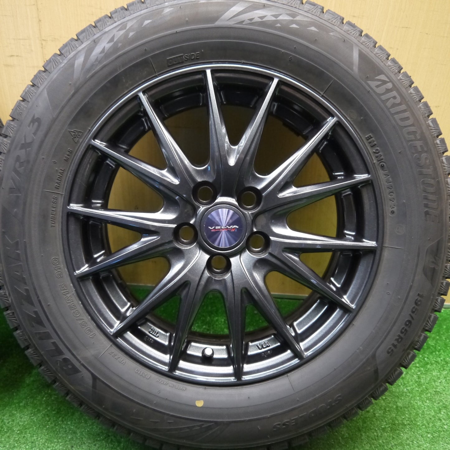 バリ溝！23年！キレイ！9.5分★プリウス 等 195/65R15 スタッドレス ブリヂストン ブリザック VRX3 VELVA SPORTZ ヴェルヴァ 15インチ PCD100/5H★5111803Hス