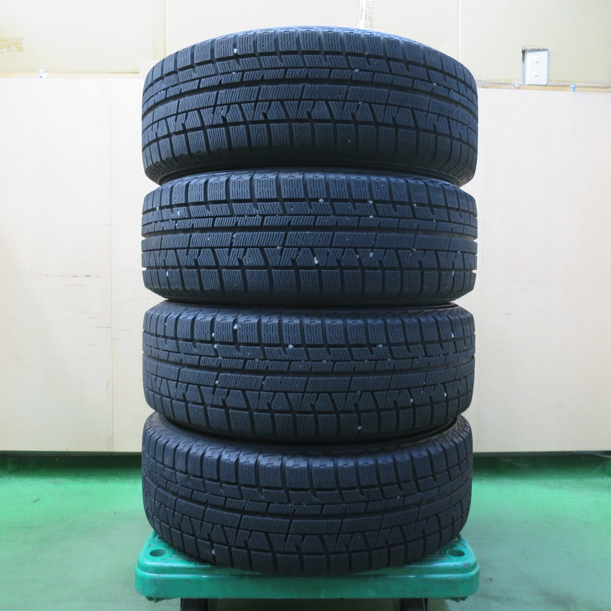 バリ溝！キレイ！9.5分以上★スタッドレス 215/60R16 ヨコハマ アイスガード iG50 プラス DUFACT デュファクト 16インチ PCD114.3/5H★5100708イス