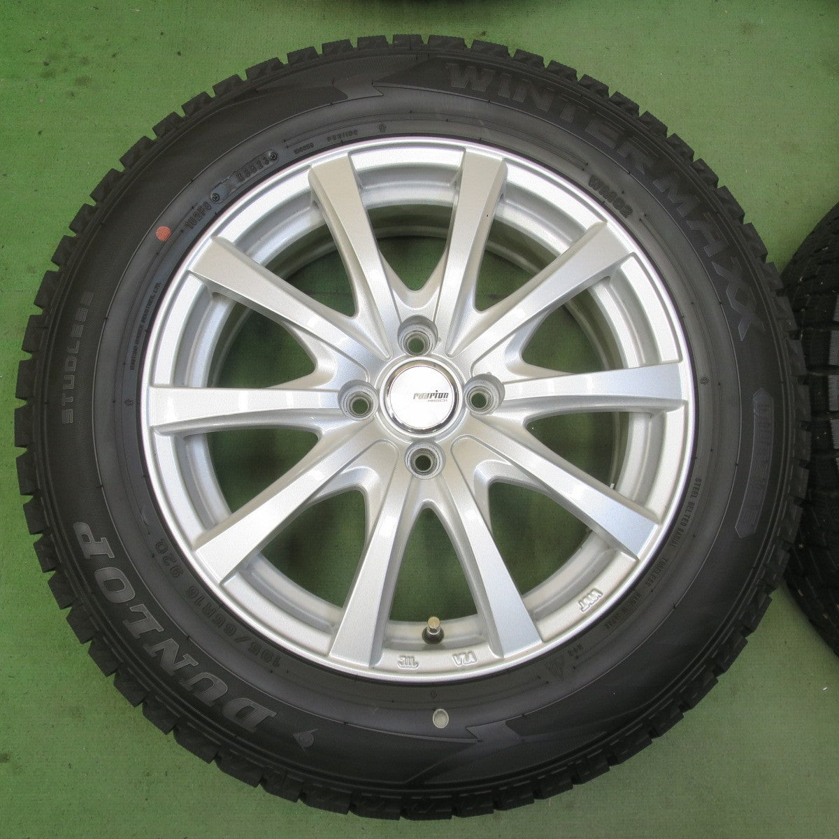 バリ溝！23年！9.5分★スタッドレス 195/65R16 ダンロップ ウインターマックス WM02 ravrion RS01 ラブリオン 16インチ PCD100/4H★6041704イス