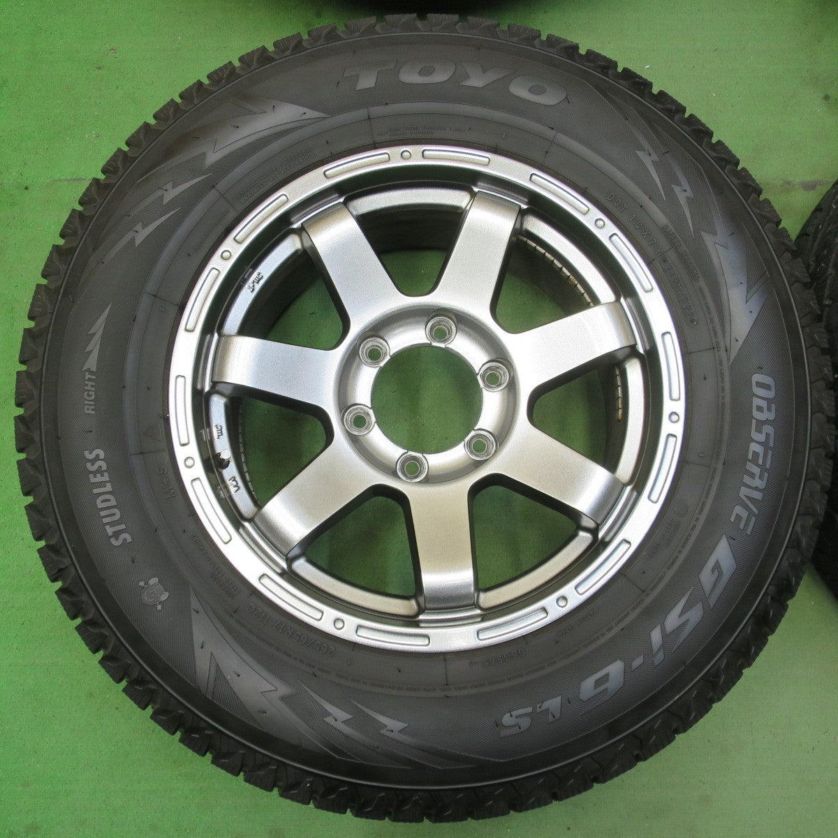 バリ溝！22年！キレイ！9.5分★スタッドレス MAD CROSS MC-76 265/65R17 トーヨー オブザーブ GSi-6 LS マッドクロス 17インチ PCD139.7/6H★5051901イス