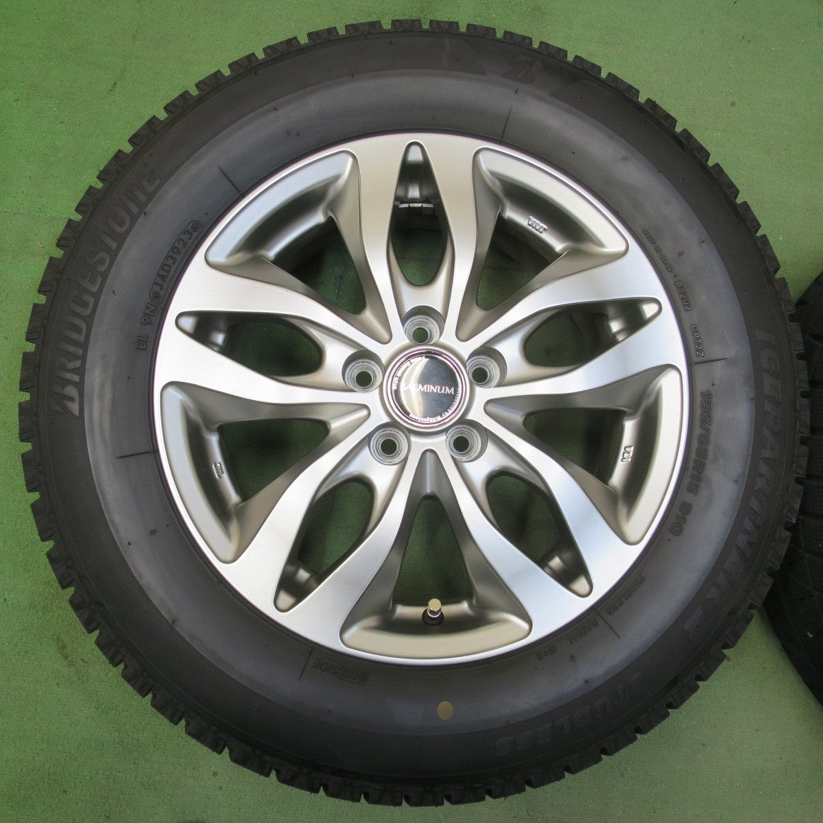 バリ溝！23年！キレイ！9.5分以上★プリウス 等 195/65R15 スタッドレス ブリヂストン アイスパートナー2 BALMINUM バルミナ 15インチ PCD100/5H★5112705イス