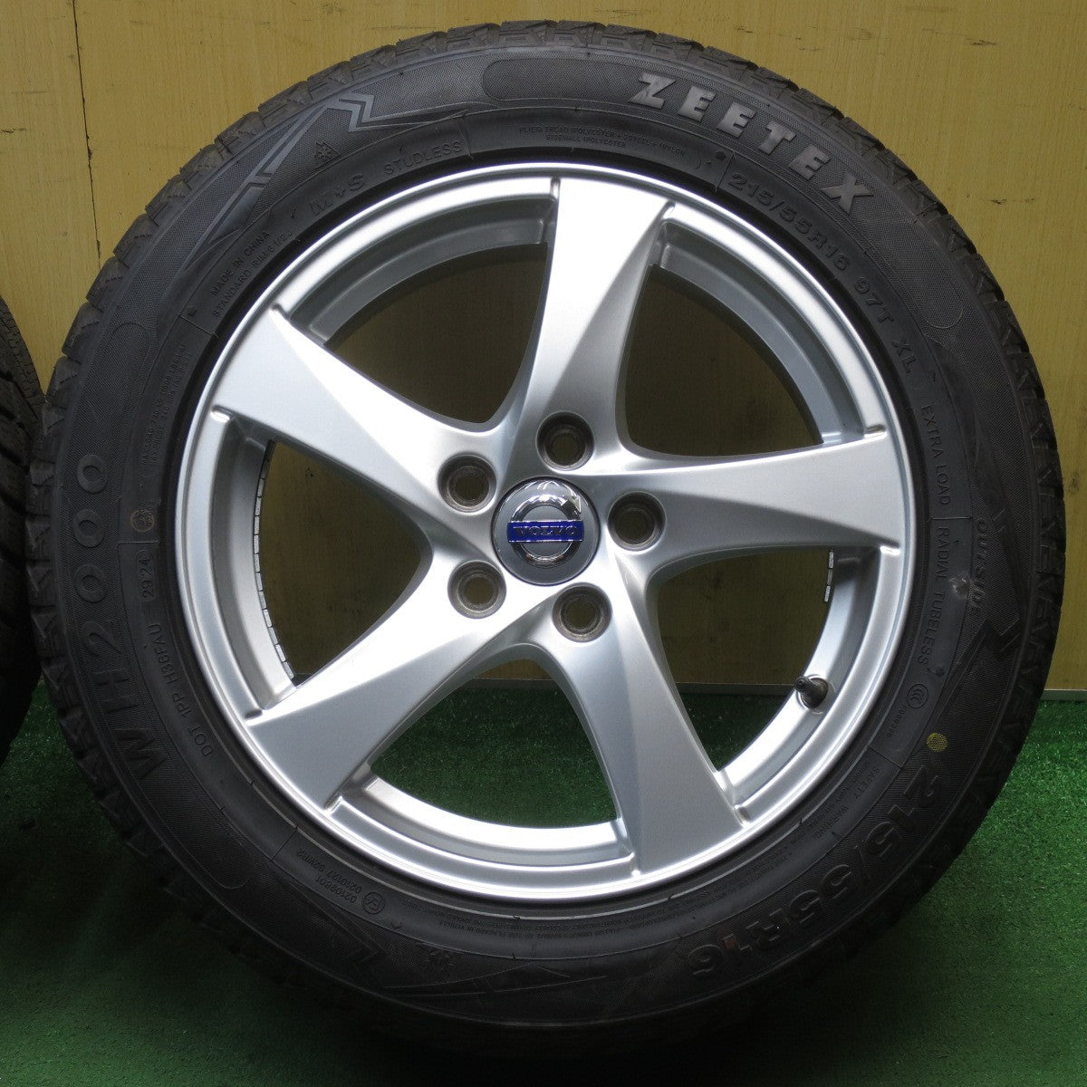 バリ溝！24年！キレイ！9.5分以上◎ボルボ V60 純正 HERA 215/55R16 スタッドレス ジーテックス WH2000 ヘラ 16インチ PCD108/5H◎6092907NJス