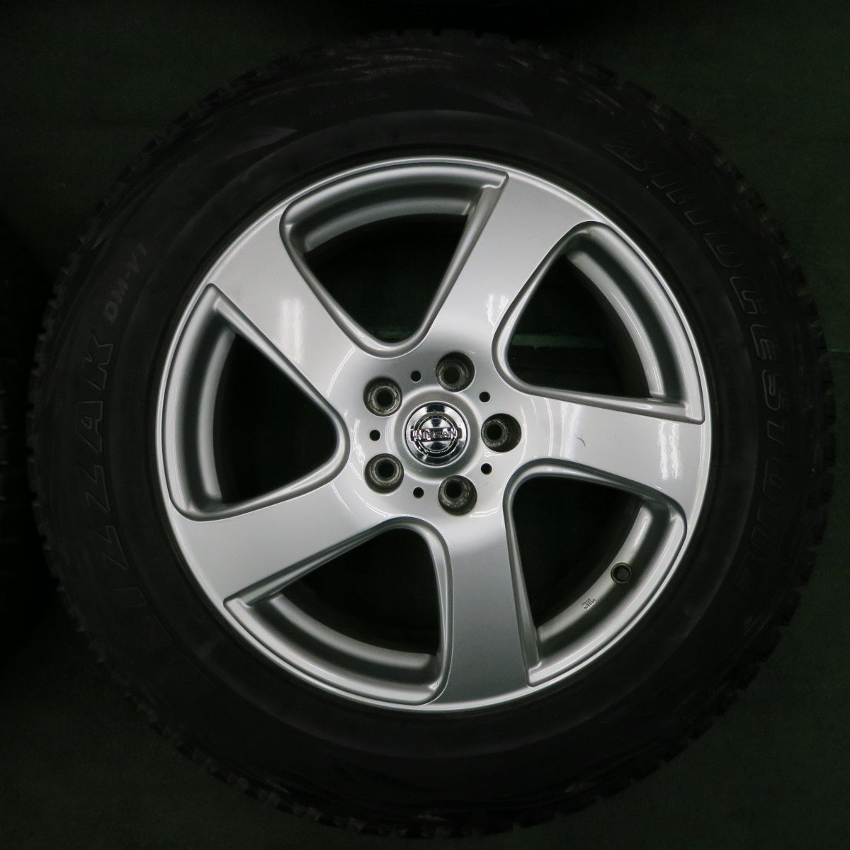 *送料無料* キレイ★日産 エクストレイル 純正 OP 235/65R18 スタッドレス ブリヂストン ブリザック DM-V1 PCD114.3/5H★4040305TNス
