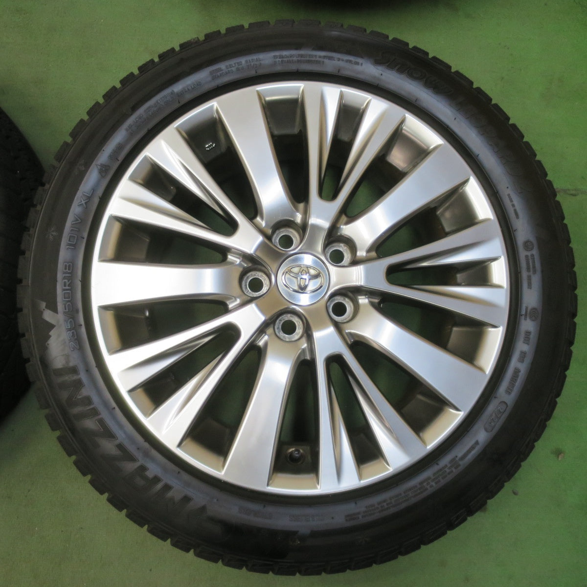 ほぼ未使用！25年！キレイ★トヨタ 20系 ヴェルファイア アルファード 純正 235/50R18 スタッドレス マジーニ Snow LEOPARD2 18インチ PCD114.3/5H★6040709イス