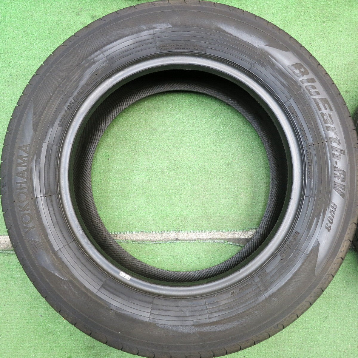 バリ溝！22年！8.5分★195/65R15 ヨコハマ BluEarth-RV RV03 タイヤ ブルーアース 15インチ ノア ヴォクシー セレナ プリウス 等★5071706HAノタ