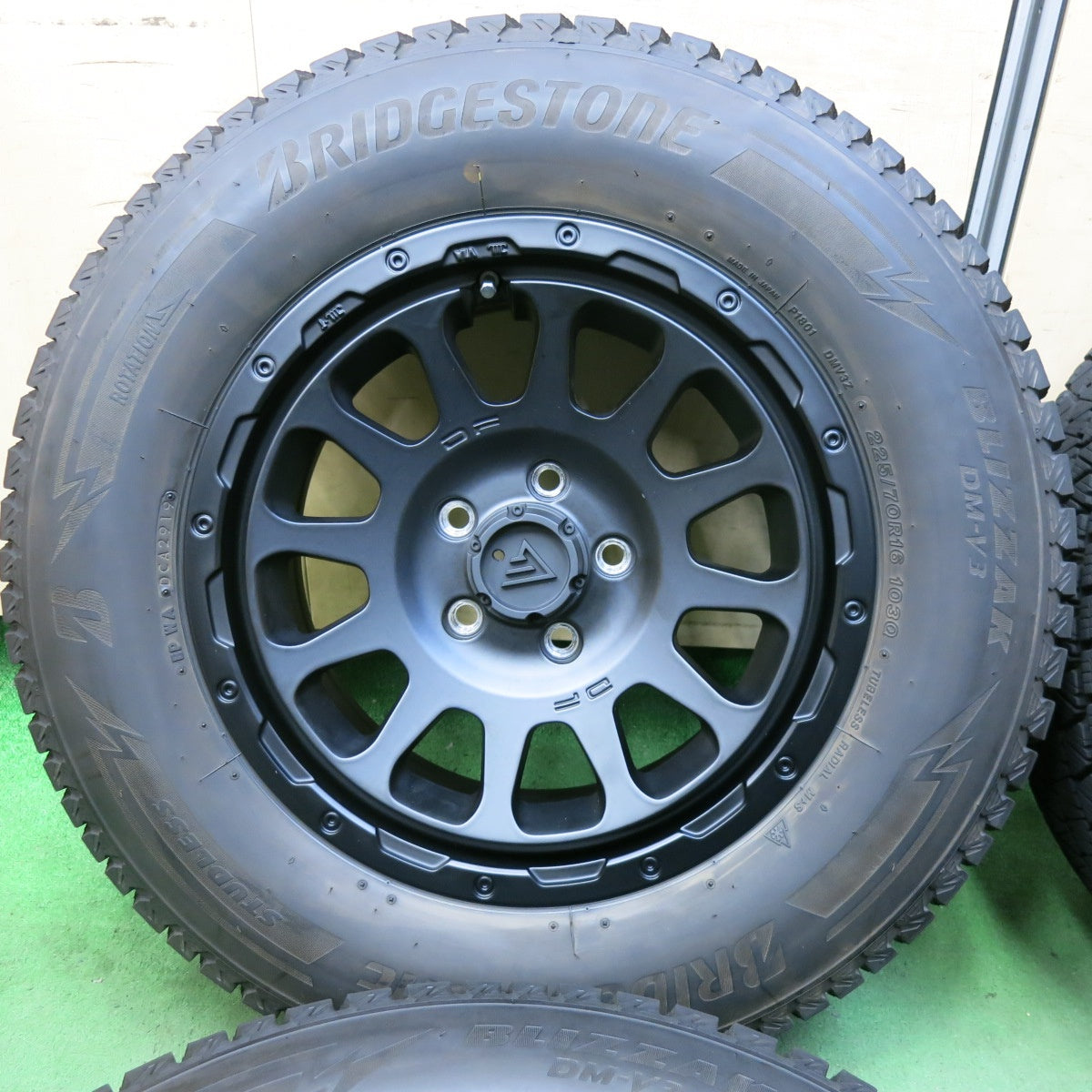 バリ溝！キレイ！9.5分★DELTA FORCE OVAL CRIMSON 225/70R16 スタッドレス ブリヂストン ブリザック DM-V3 デルタ フォース オーバル PCD114.3/5H★5073005SYス