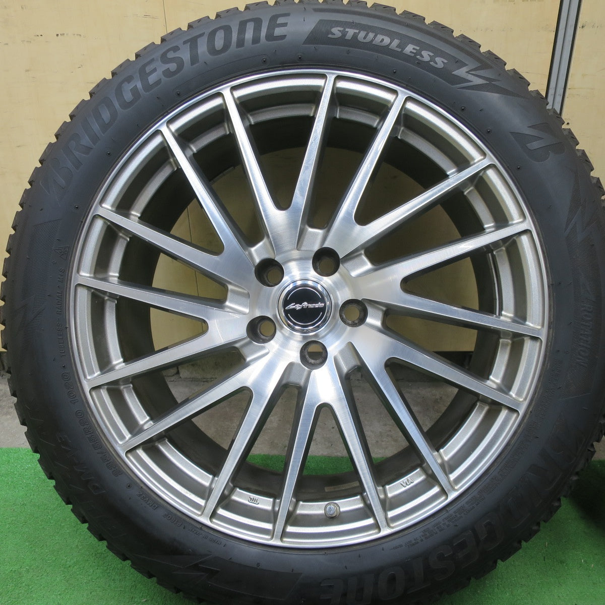 バリ溝！キレイ！8.5分★スタッドレス 235/55R20 ブリヂストン ブリザック DM-V3 Lefinada レフィナーダ 20インチ PCD114.3/5H★5051704TTス