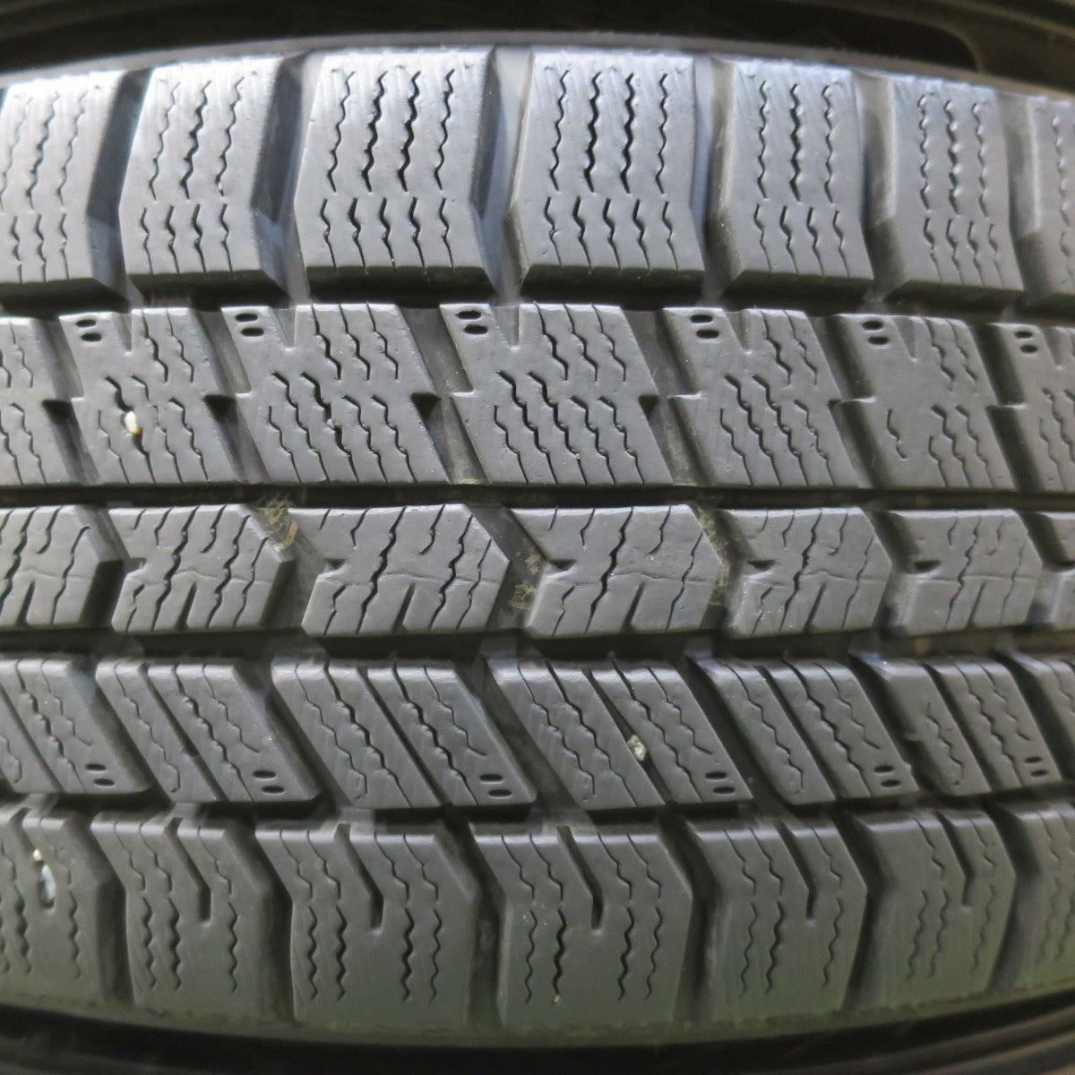 バリ溝！キレイ！9.5分★シエンタ 等 175/65R15 スタッドレス グッドイヤー アイスナビ8 VELVA ヴェルヴァ 15インチ PCD100/5H★6041602イス