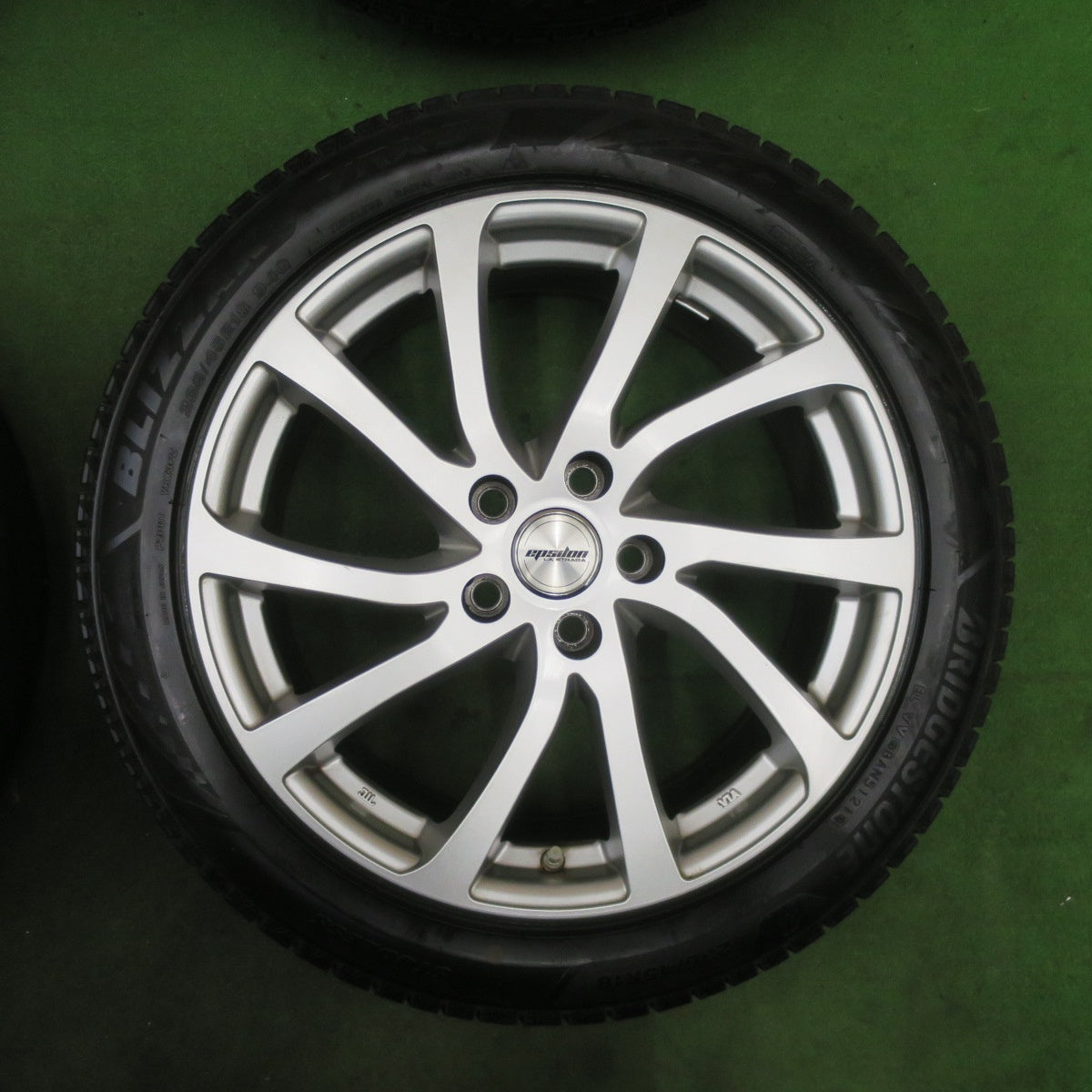 バリ溝！キレイ！9.5分★スタッドレス 235/45R18 ブリヂストン ブリザック VRX3 epsdon LA STRADA ラストラーダ 18インチ PCD114.3/5H★6022502TTス