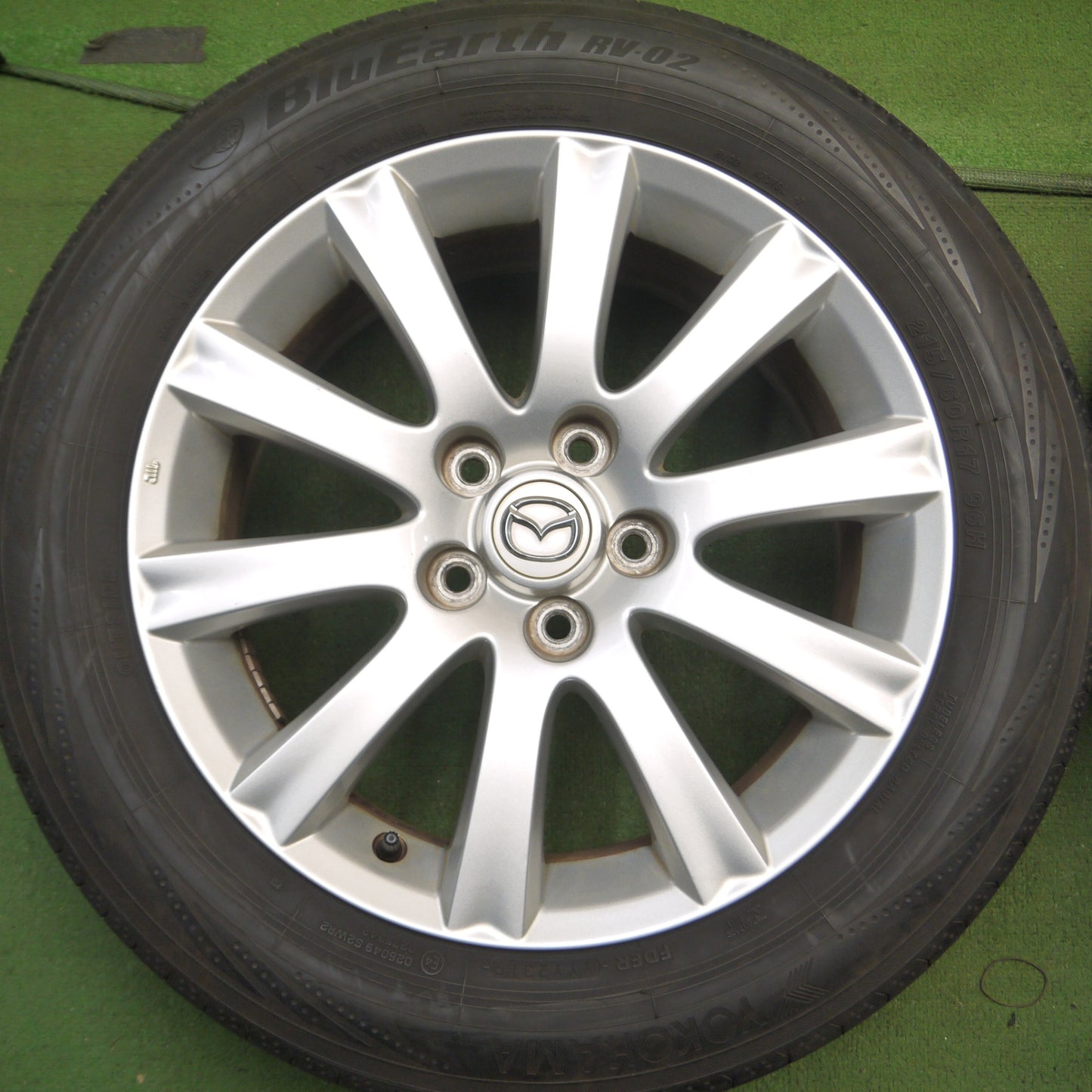 *送料無料* 4本価格★マツダ MPV 純正 215/60R17 ヨコハマ ブルーアース RV-02 17インチ PCD114.3/5H★4040811Hノ