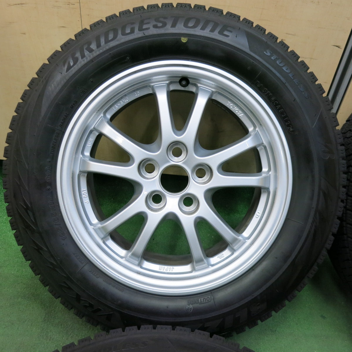 [送料無料] バリ溝！22年！キレイ！9.5分以上★トヨタ 50系 プリウス 純正 195/65R15 スタッドレス ブリヂストン ブリザック VRX2 15インチ PCD100/5H★4122707SYス