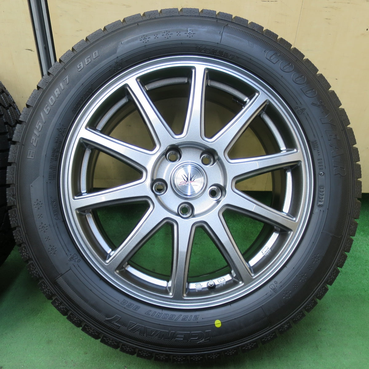 未使用！24年★LOXARNY SPORT 215/60R17 スタッドレス グッドイヤー アイスナビ7 17インチ ロクサーニ スポーツ PCD114.3/5H★5071602イス