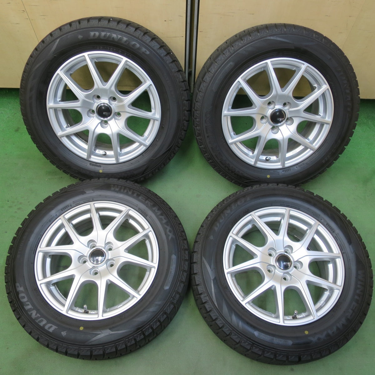 バリ溝！24年！キレイ！9.5分★プリウス 等 195/65R15 スタッドレス ダンロップ ウインターマックス WM02 SPORT DAISY スポルト デイジー 15インチ PCD100/5H★6042006イス