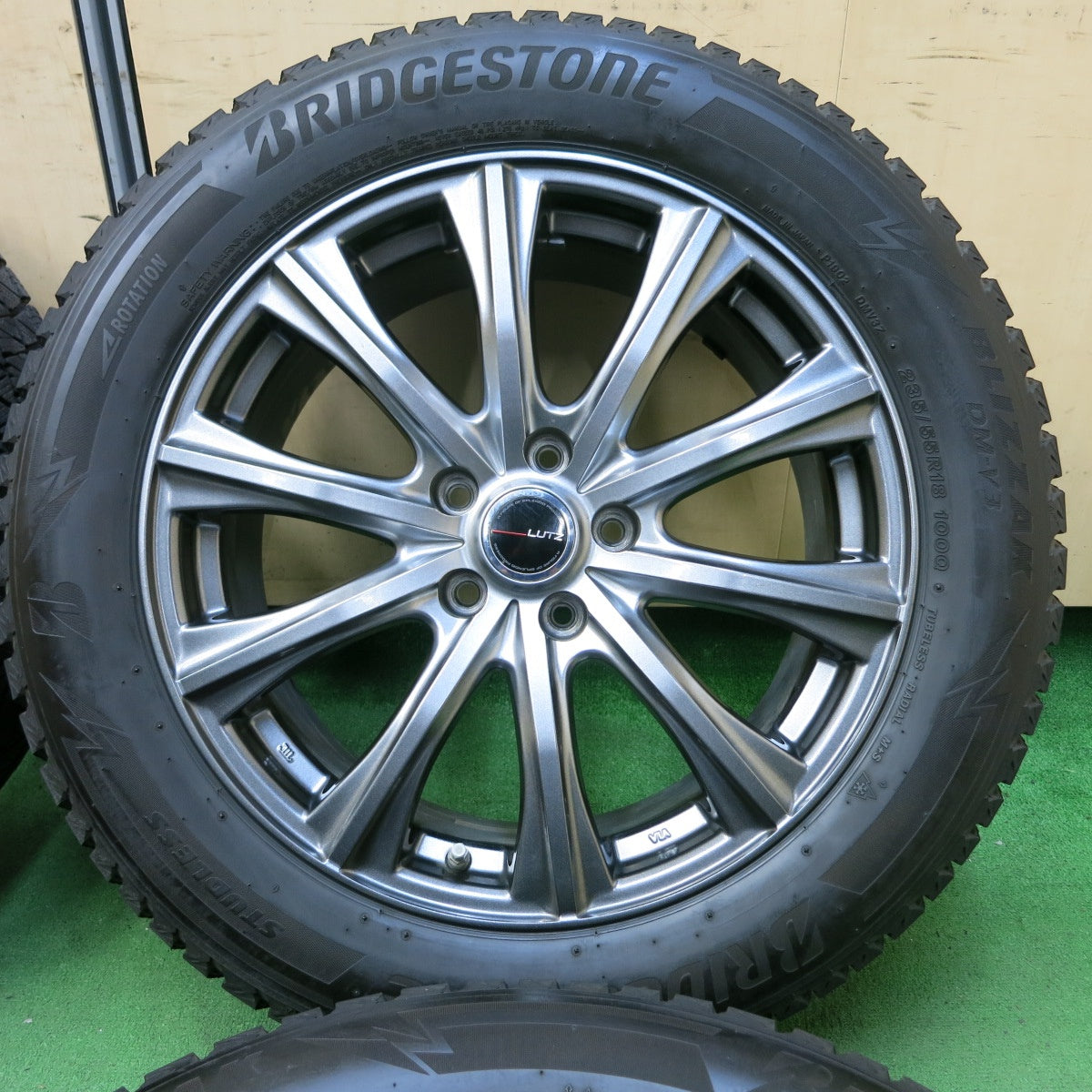 [送料無料] バリ溝！キレイ！9.5分★スタッドレス 235/55R18 ブリヂストン ブリザック DM-V3 LUTZ 18インチ PCD114.3/5H★4092003SYス