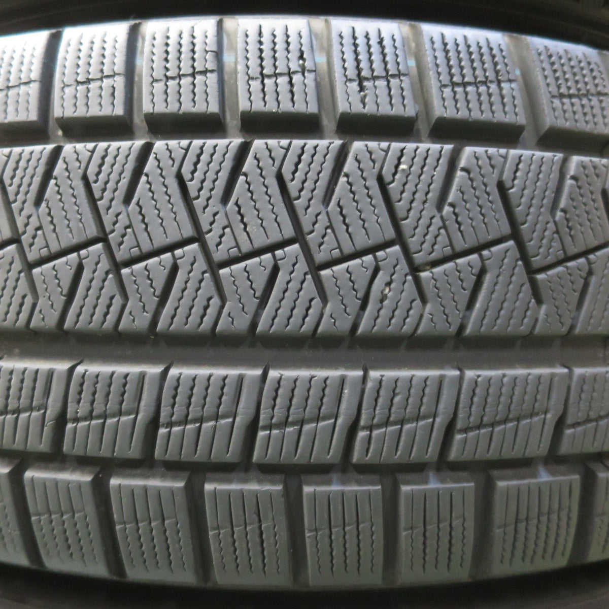 バリ溝！キレイ！8.5分★スタッドレス 225/60R17 ピレリ アイスアシンメトリコ プラス SEIN ザイン 17インチ PCD114.3/5H★6050518イス