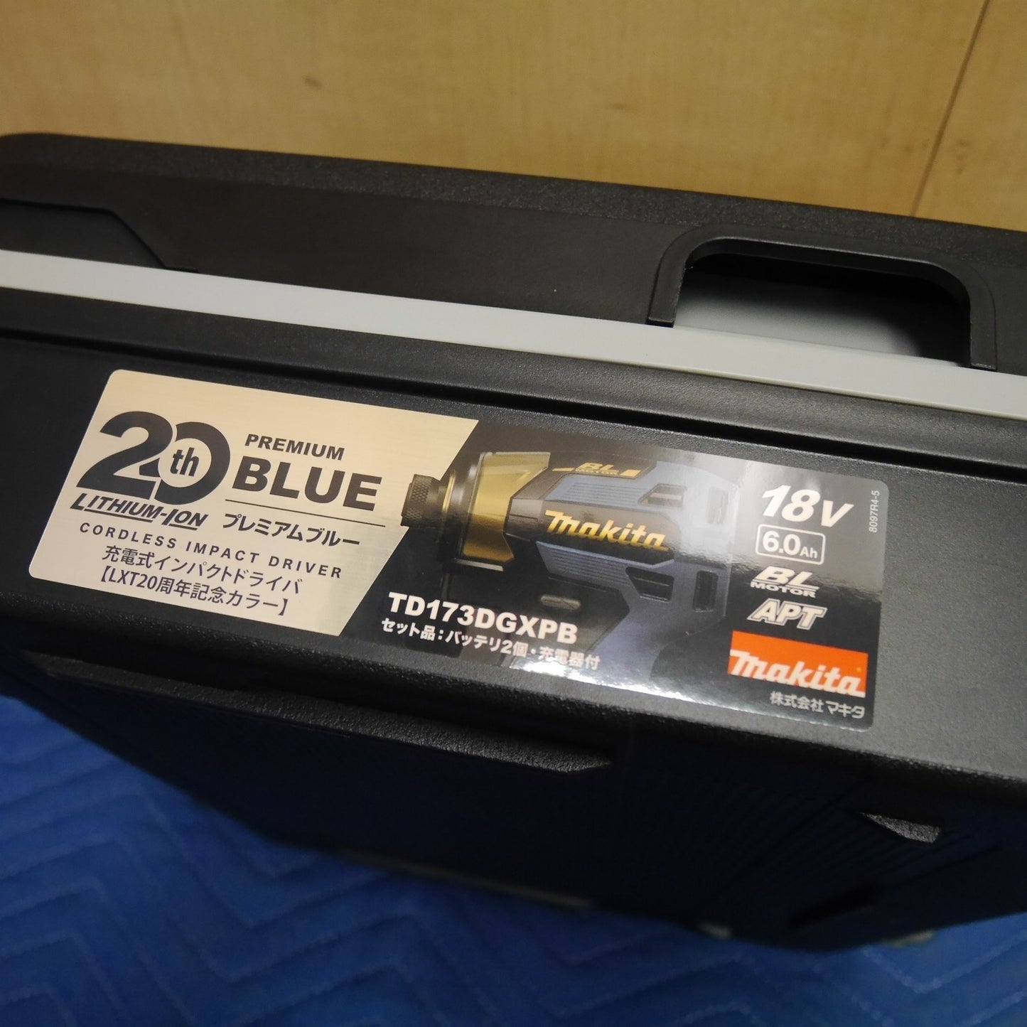 [送料無料] 未使用！バッテリー2個☆マキタ 充電式 インパクトドライバ TD173D GXPB 電動 工具 makita 18V☆