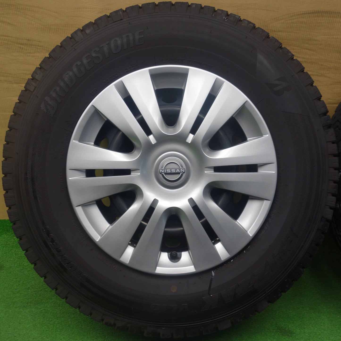 バリ溝！25年！キレイ！9.5分◎日産 キャラバン 純正 スチール 195/80R15 107/105N スタッドレス ブリヂストン ブリザック VL10 15インチ PCD139.7/6H◎6070501KTス