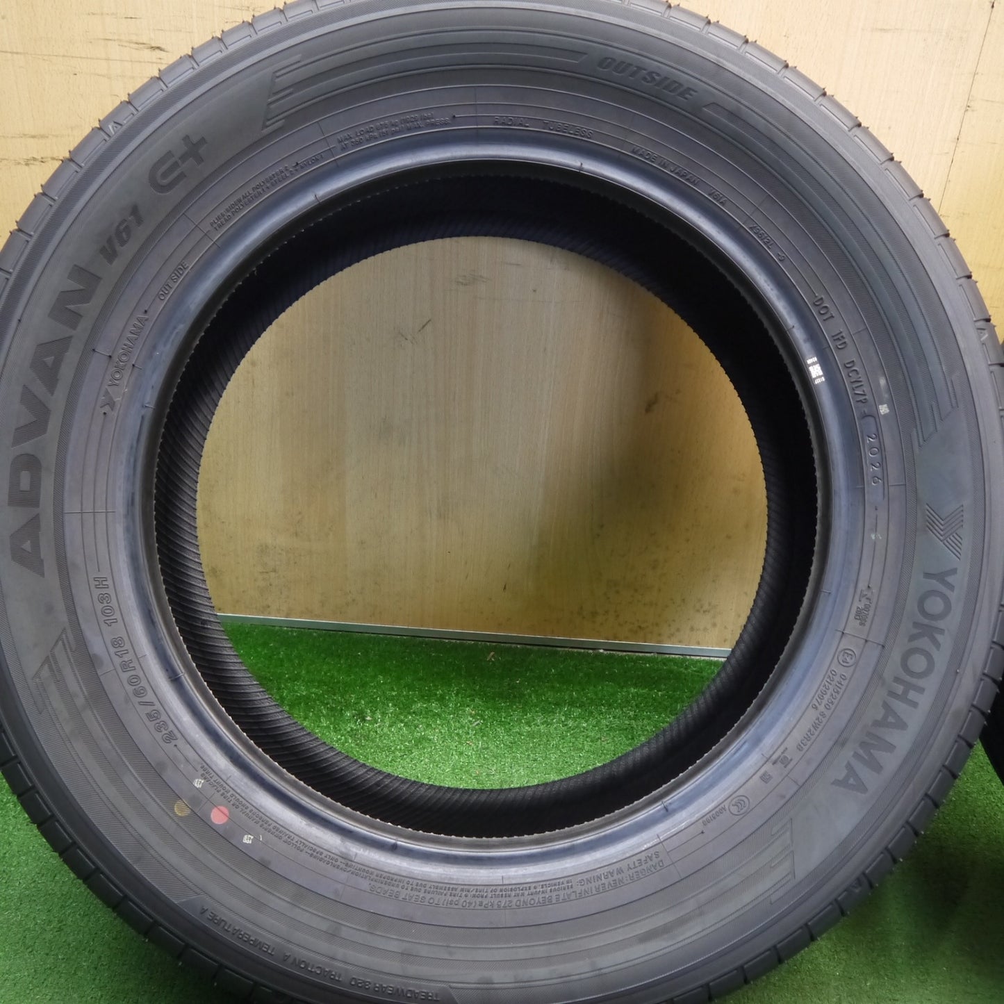 新車外し！26年★235/60R18 ヨコハマ アドバン V61 E+ タイヤ 18インチ bZ4X レクサス NX RX ハリアー RAV4 等★6070509Hノタ