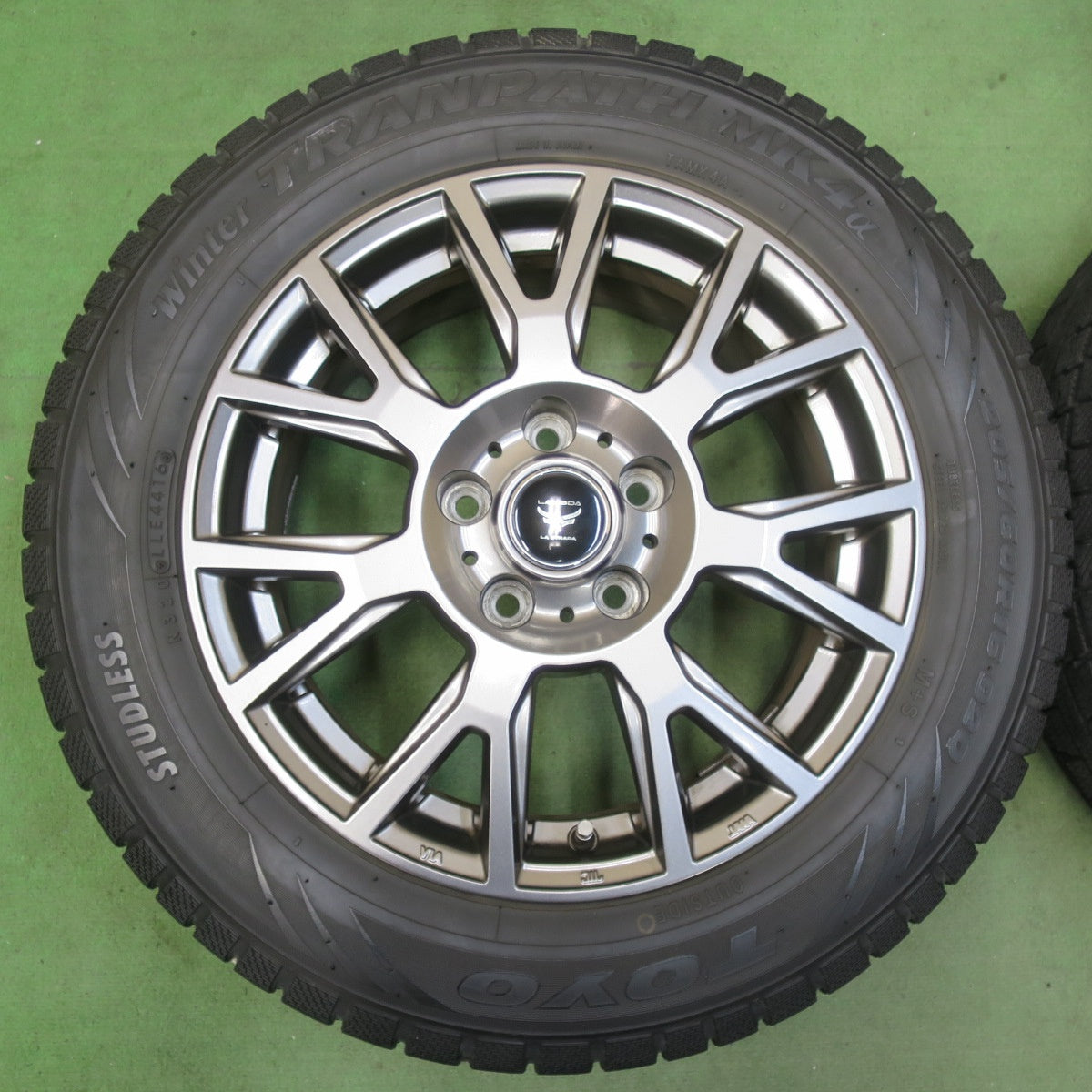 バリ溝！キレイ！8.5分★スタッドレス 205/60R16 トーヨー ウインター トランパス MK4α LAMBDA LA STRADA ラムダ 16インチ PCD114.3/5H★5120606イス