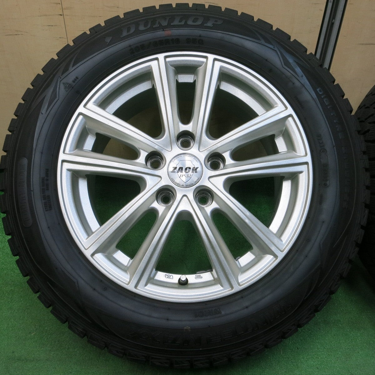*送料無料* バリ溝！キレイ！9.5分★スタッドレス 205/65R16 ダンロップ ウインターマックス WM01 ZACK JP-52 MONZA PCD114.3/5H★4031902イス