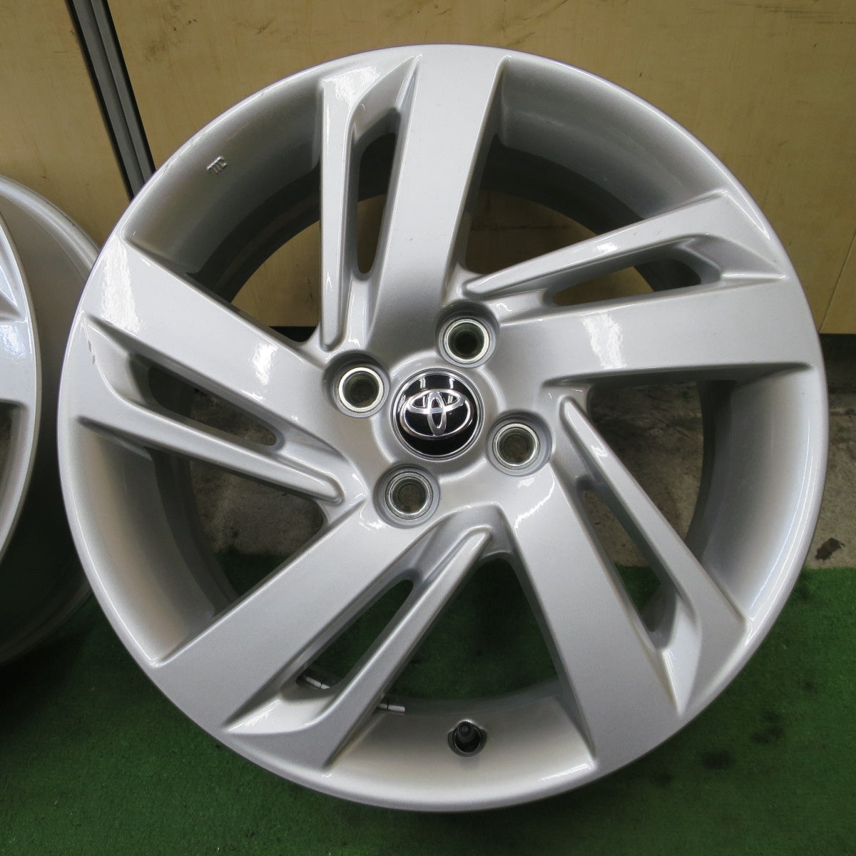 新車外し！付属品付き★トヨタ ライズ ダイハツ ロッキー 純正 ホイール 16インチ 16×6J PCD100/4H★6061204NGホ