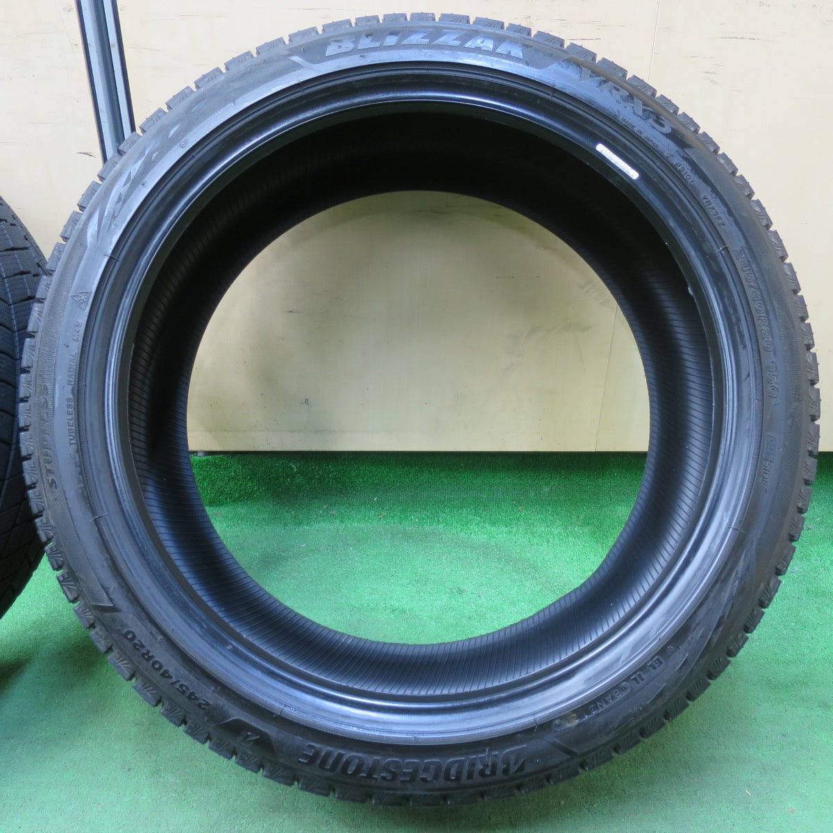 [送料無料] バリ溝！21年！9.5分以上★スタッドレス 245/40R20 ブリヂストン ブリザック VRX3 タイヤ 20インチ アルファード フーガ レクサス等★4112104イスタ