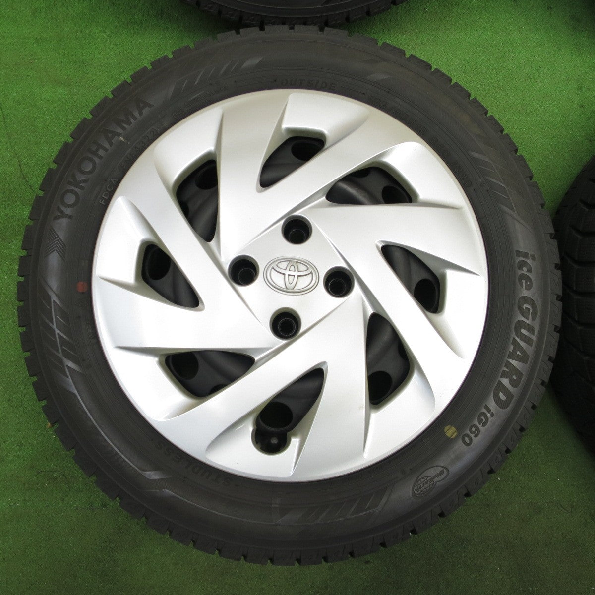 超バリ溝！22年！キレイ！ほぼ10分★トヨタ アクア 純正 スチール 185/60R15 スタッドレス ヨコハマ アイスガード iG60 15インチ PCD100/4H★6022501ナス