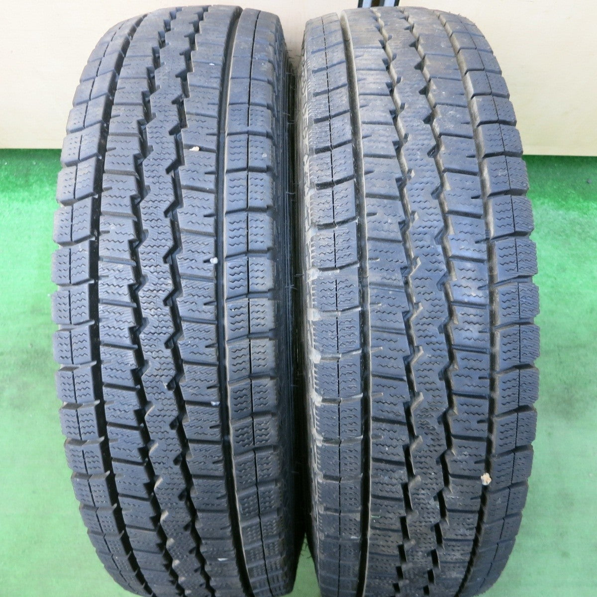 バリ溝！21年！キレイ！9.5分以上！2本★トラック タイヤ 185/80R14 102/100N スタッドレス ダンロップ ウインターマックス SV01 TOPY スチール 14インチ 108-8 PCD184.15/6H★5030702ナス