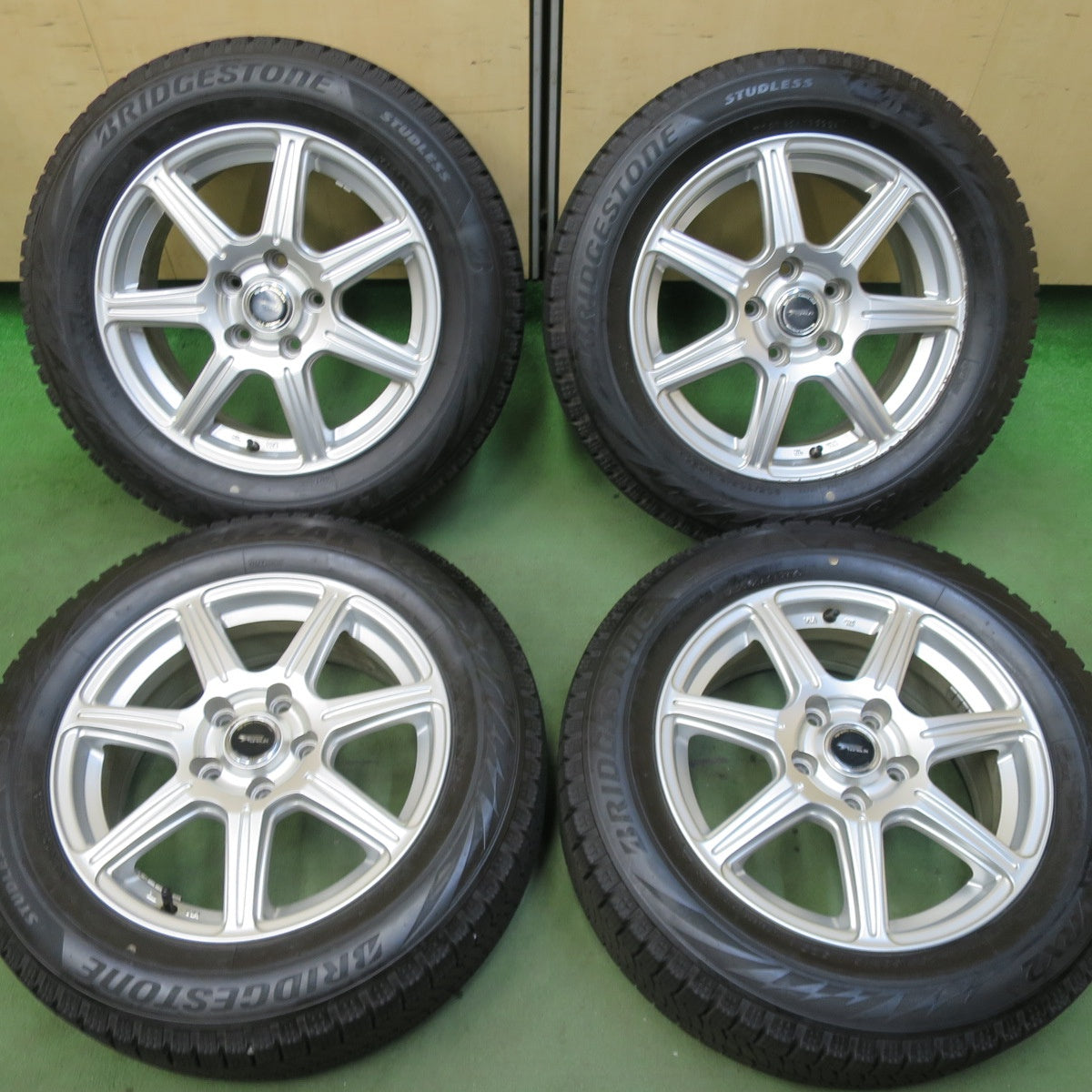バリ溝！22年！キレイ！9.5分★スタッドレス 205/60R16 ブリヂストン ブリザック VRX2 TOPRUN トップラン 16インチ PCD114.3/5H★5111205TTス