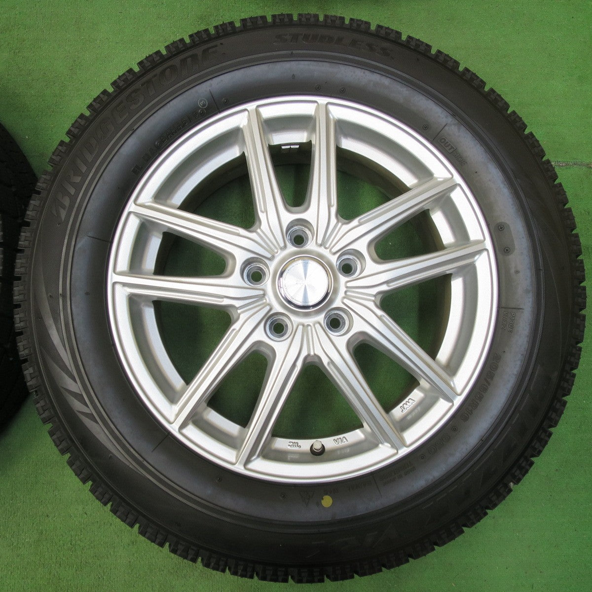 [送料無料] バリ溝！キレイ！ほぼ10分★スタッドレス 205/65R16 ブリヂストン ブリザック VRX ECO FORME エコフォルム 16インチ PCD114.3/5H★5011612イス