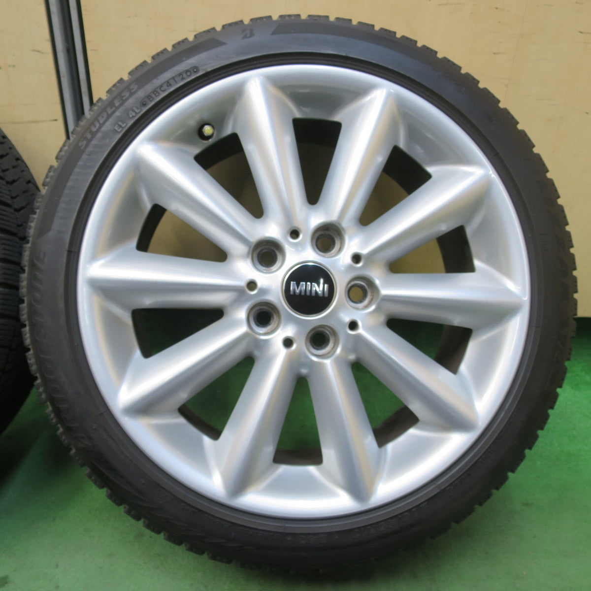 バリ溝！8.5分★MINI F55 F56 ミニ クーパー F54 クラブマン 等 純正 205/45R17 スタッドレス ブリヂストン ブリザック VRX2 17インチ PCD112/5H★5122912イス