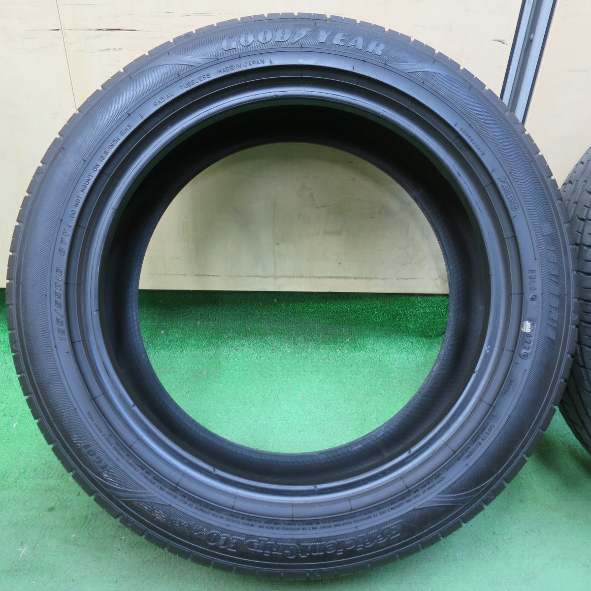 [送料無料] バリ溝！22年！9分★195/55R16 グッドイヤー EfficientGrip ECO hybrid EG01 タイヤ 16インチ ノート CR-Z アリオン プレミオ等★5022107イノタ