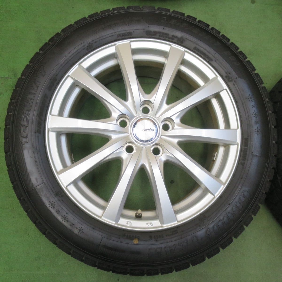 バリ溝！キレイ！ほぼ10分★スタッドレス 215/60R17 グッドイヤー アイスナビ7 ravrion RS01 ラブリオン 17インチ PCD114.3/5H★5123003イス