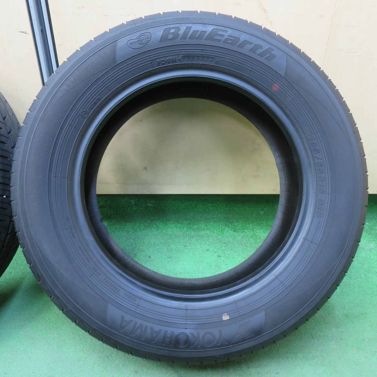 バリ溝！22年！ほぼ10分★195/65R15 ヨコハマ ブルーアース AE01F タイヤ 15インチ プリウス ノア ヴォクシー 等★5072202イノタ