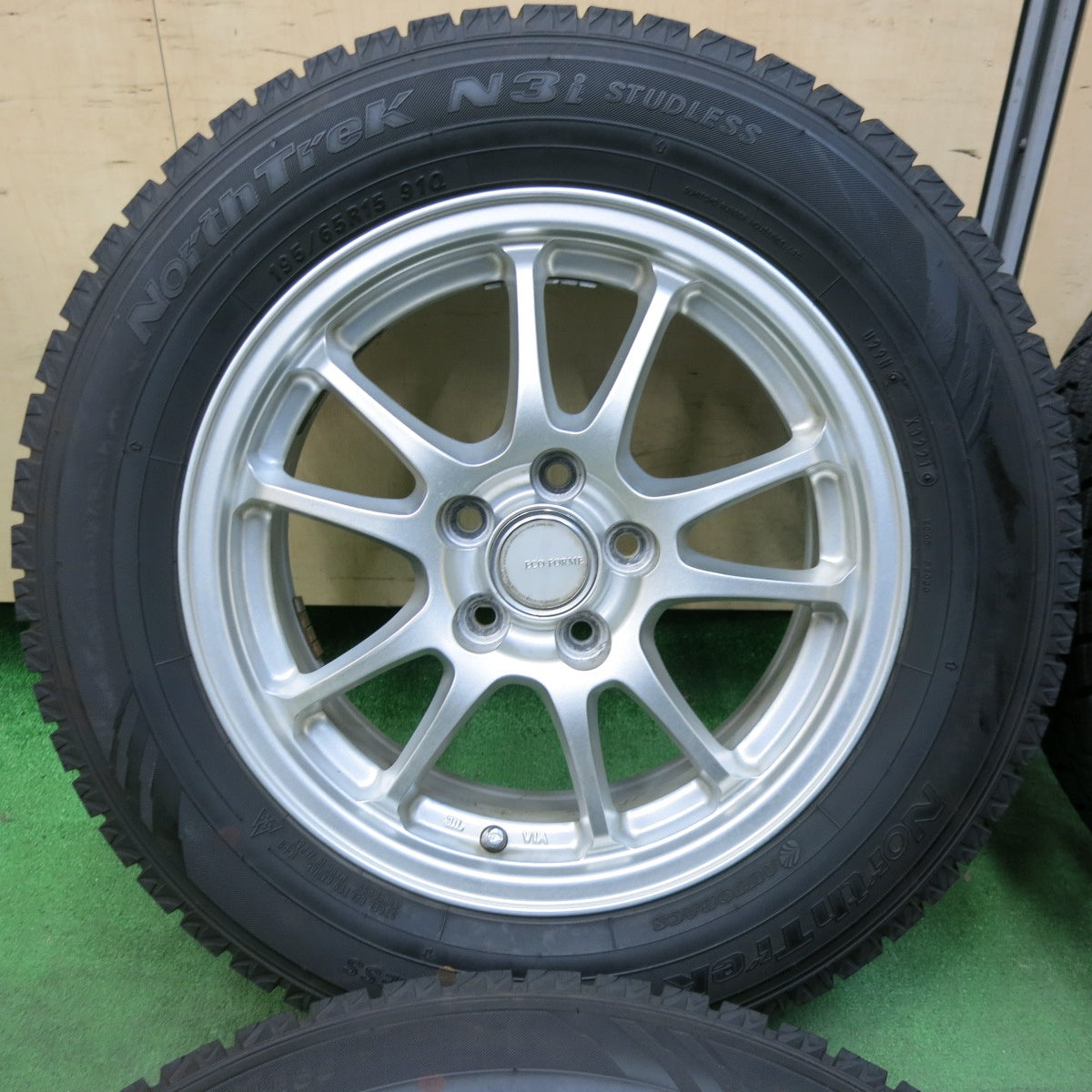 [送料無料] バリ溝！21年！キレイ！9.5分以上★プリウス 等 195/65R15 スタッドレス オートバックス ノーストレック N3i ECO FORME エコフォルム 15インチ PCD100/5H★4121803SYス